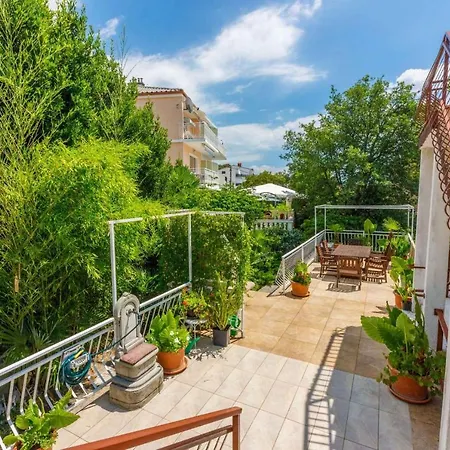 Two-bedroom In V Appartamento *