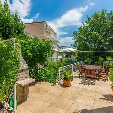 Two-bedroom In V Appartamento